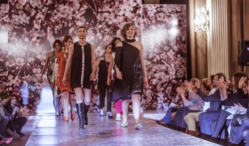 Celebridades se unen en un desfile por la concientización sobre el cáncer de mama