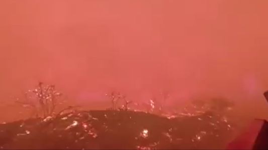 VIDEO: así arriesgan su vida los bomberos en las sierras, el fuego desde adentro en una dramática travesía