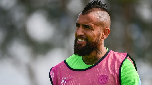 VIDEO: Arturo Vidal, borracho haciendo piruetas sobre un Ferrari
