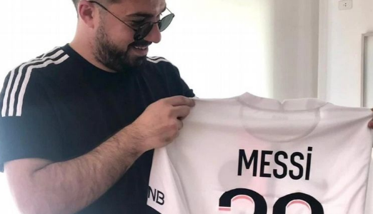 De Arroyito, fana de Messi, recibió la camiseta del PSG firmada por el astro
