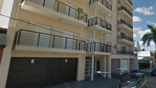 Investigan la muerte de una joven que cayó desde el balcón del departamento de su novio