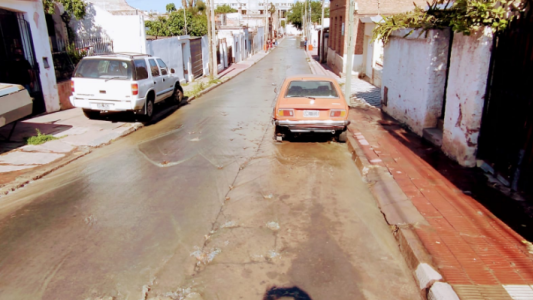 En Alberdi y Villa Páez el miedo a los robos puede más que el desborde cloacal