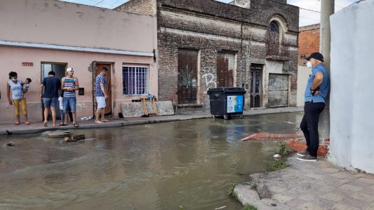 Familias evacuadas y denuncia penal por rotura de caño cloacal