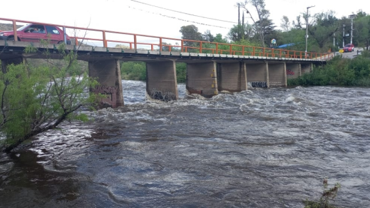 El río San Antonio creció dos metros por la tormenta de las últimas horas