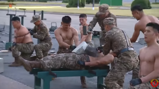 Video: Masazos, vidrios rotos y cuchillazos, la impactante exhibición de los soldados en Corea del Norte