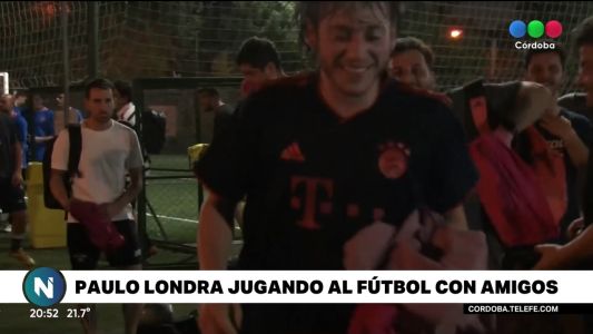 Paulo Londra jugando al fútbol con amigos