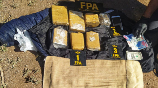 Pareja detenida en Cruz del Eje tenía seis ladrillos de marihuana