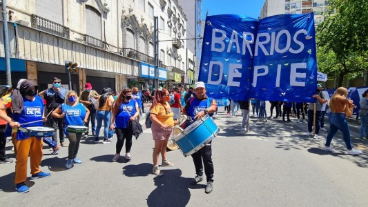 Organizaciones sociales marchan por el centro de la ciudad reclamando trabajo genuino