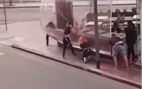 El viento arrancó un toldo y se salvó de milagro de ser atropellada