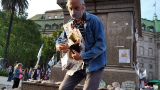 VIDEO: Pisotearon piedras y arrancaron fotos de las víctimas del Covid en Plaza de Mayo