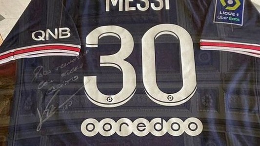 Messi le envió una remera del PSG autografiada al papa Francisco