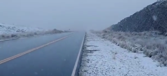 Cae nieve en el Camino de las Altas Cumbres. La Caminera pide circular con mucha precaución