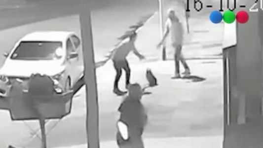 Un ladrón lo asaltó, entregó todo sin resistirse pero igual le disparó