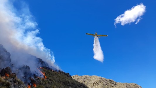 Bomberos combaten un incendio en traslasierra