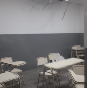 Carlos Paz: en la escuela Carande Carro un trozo de techo golpeó a un alumno