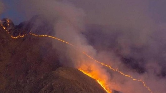 El fuego se aproxima a las viviendas en traslasierra