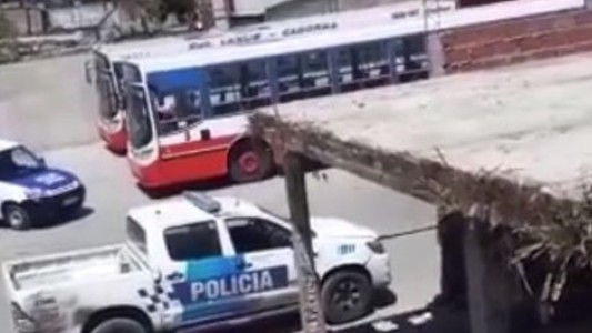 Murió un mecánico en una terminal: estaba debajo del colectivo revisándolo, subió el chofer, arrancó y lo arrolló