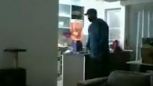 Revisaron las cámaras de seguridad y descubrieron que un ladrón estuvo en su living mientras dormían