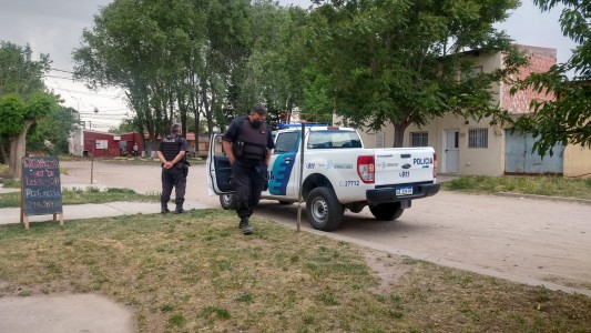 Balean a una mujer mientras regaba en la puerta de su casa en Bahía Blanca