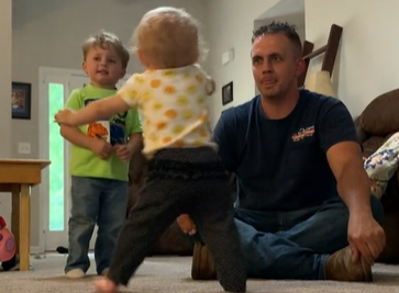 Video: El tierno momento de una familia cuando su beba da los primeros pasos