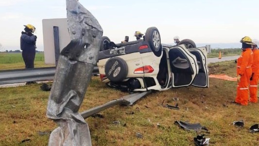 Madrugada trágica: chocó contra el guardarraíl, volcó su vehículo y murió