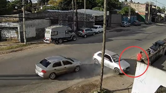 Video: el momento en que un conductor borracho atropella y mata a un hombre en Burzaco