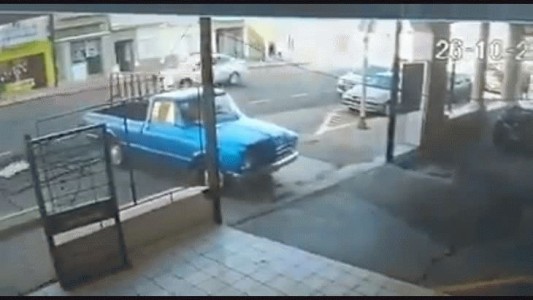 Relatos Salvajes en Paraná: destruyó un portón para huir con su camioneta