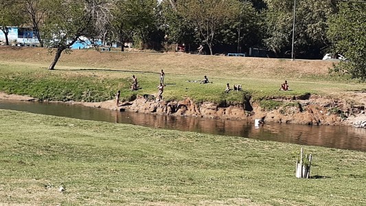 VIDEO: con gran riesgo para la salud se bañan en la desembocadura de las cloacas en el río Suquía