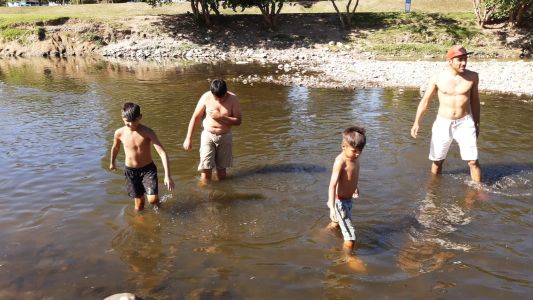 El Suquía es un río de aguas servidas y mucha gente se baña igual