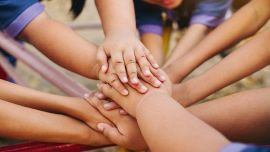 Encontraron familia para los 6 hermanitos salteños que querían ser adoptados juntos: una pareja de hombres de Córdoba