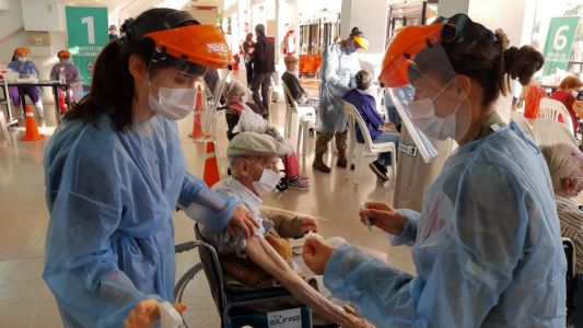 Desde el sábado comienzan a aplicar la tercera dosis