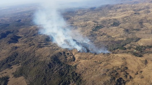 Se está combatiendo un incendio en Sierras Chicas