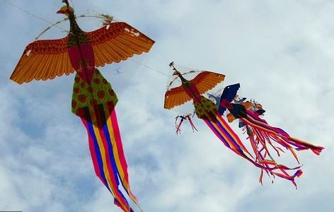 Una muestra reúne barriletes tradicionales surcoreanos intervenidos por artistas