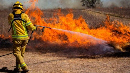 Bomberos continúan trabajando para sofocar los incendios