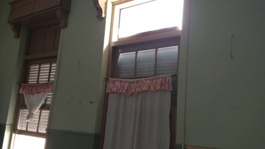 A alumna de sexto grado se le cayó una ventana de la escuela en la cabeza