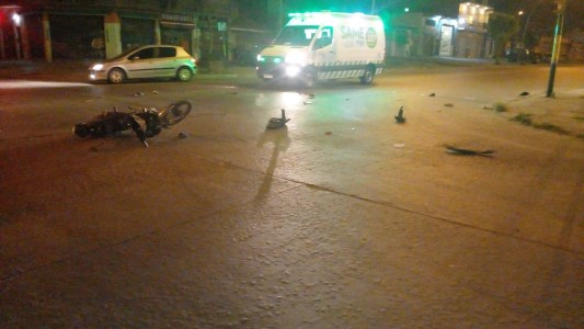 Un motociclista en grave estado luego de chocar contra un remis