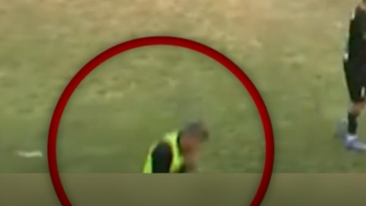 Video: el momento en que un DT del ascenso recibe un tiro en pleno partido