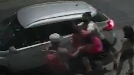 Cuatro delincuentes le quisieron robar el auto y se resistió a golpes