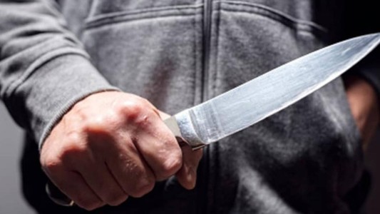 Atacó a su hermana a puñaladas y la policía lo redujo con un disparo en una de sus piernas