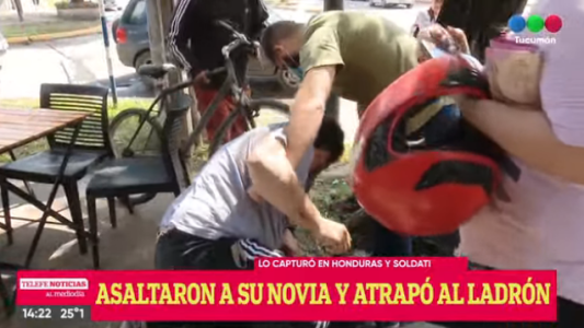 Persiguió al delincuente que había asaltado a su novia, lo atrapó y entregó a la policía