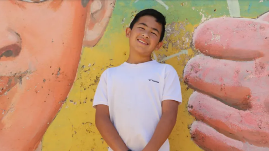 San Francisco: niño solidario, logró ser abanderado y ni siquiera tiene internet