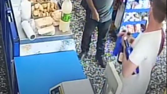 Así se roba un delincuente botellas de vodka y fernet en un comercio de Córdoba