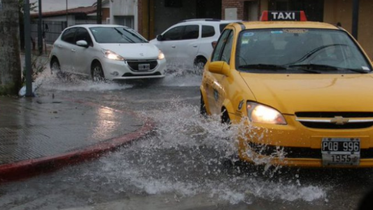 A confesión de partes…Taxistas admiten que con lluvia guardan los autos