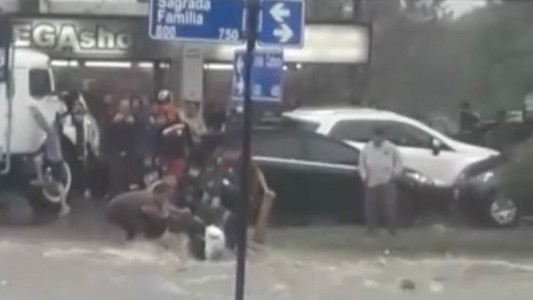 VIDEO: Rescataron a una persona que estaba siendo arrastrada por el agua