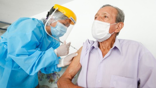 Aplicarán dosis de refuerzo al personal de salud y a los mayores de 70 años