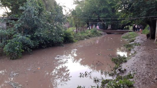 Villa Mafekin, vecinos afectados por el desborde del canal