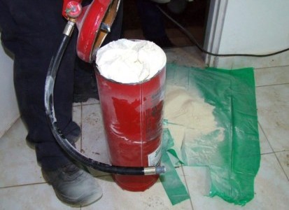 Detienen a una joven con tres kilos de cocaína ocultos en un matafuegos en Lomas de Zamora