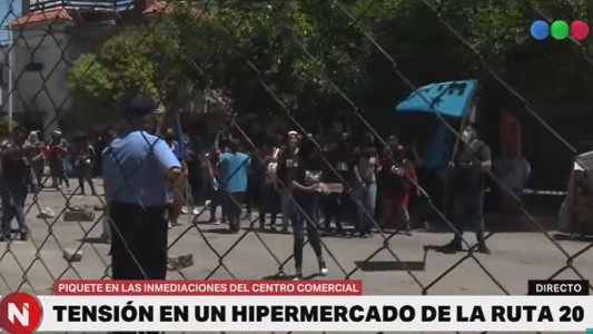 Bloqueo piquetero, pedido de bolsones y temor a saqueos de comerciantes de Ruta 20