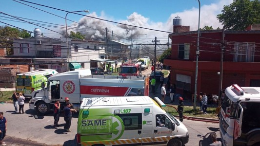 Nube tóxica: un incendio en un depósito de productos químicos generó pánico en Berazategui