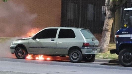 "Te dije que te iba a seguir": le quemó el auto y le dejó una nota tras acusarlo de infiel